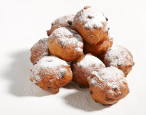 eb-oliebollen-gevuld-gepoederd-op-wit